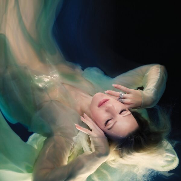 埃利·古尔丁(Ellie Goulding)2010-2023年发行专辑、精选辑、混音集、单曲合集[高品质MP3/无损FLAC/3.14GB]百度云盘打包下载 影音资源 第34张